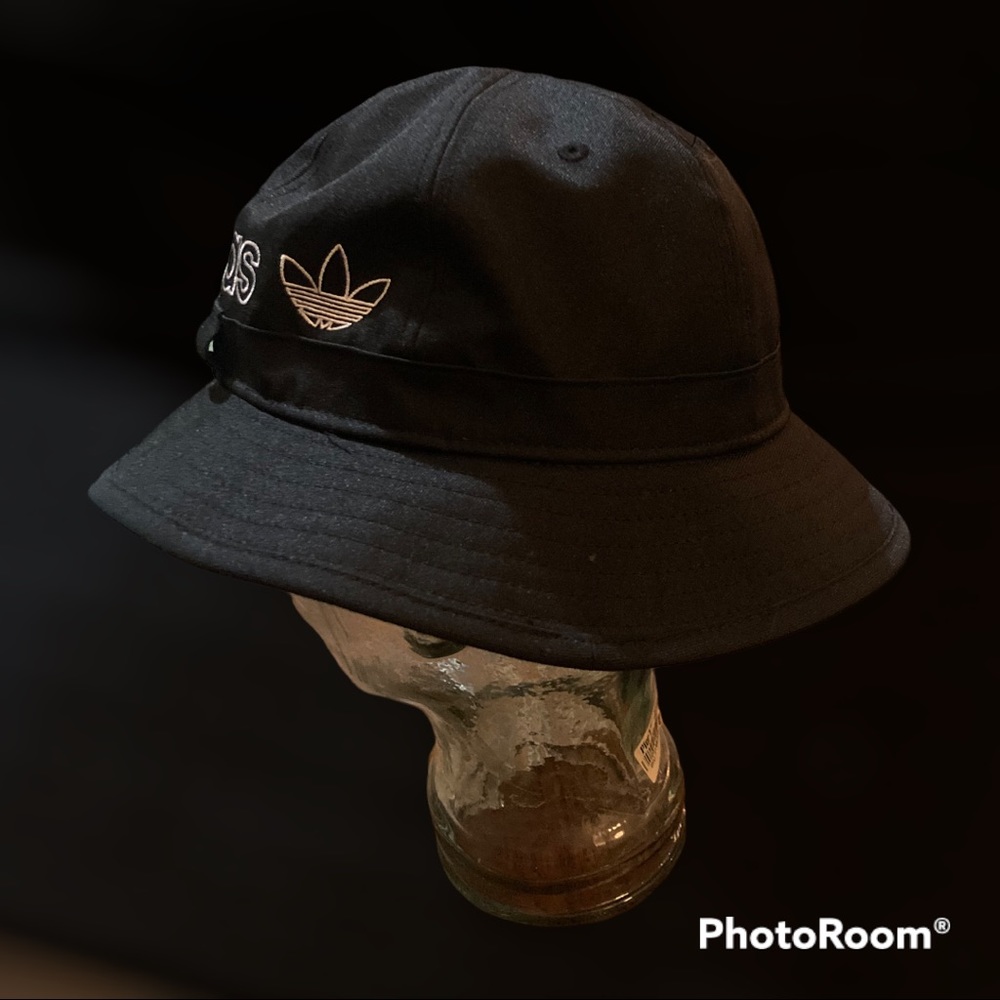 Adidas bucket cap Unisex. One size